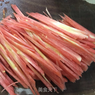凉拌白萝卜粉丝的做法步调：1