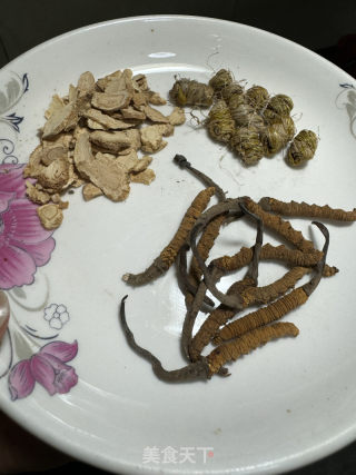 虫草西洋参炖龙骨的做法步调：2