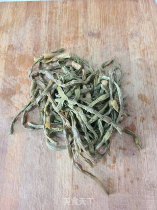 蒜喷鼻干豆角炒肉沫的做法步调：2