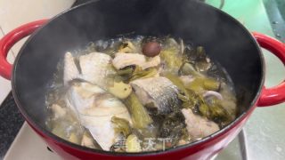 酸菜咸梅焖黑鱼的做法步调：12