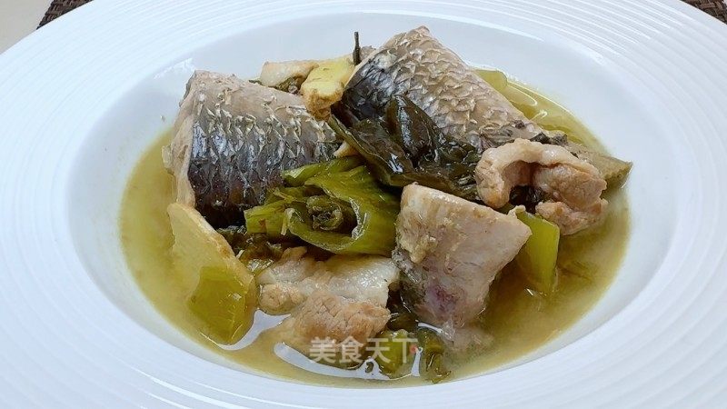 酸菜咸梅焖黑鱼的做法