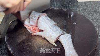 酸菜咸梅焖黑鱼的做法步调：3