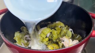 酸菜咸梅焖黑鱼的做法步调：7