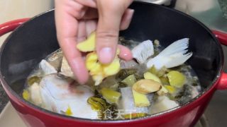 酸菜咸梅焖黑鱼的做法步调：9