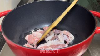 酸菜咸梅焖黑鱼的做法步调：5