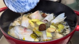 酸菜咸梅焖黑鱼的做法步调：10