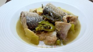 酸菜咸梅焖黑鱼的做法步调：15