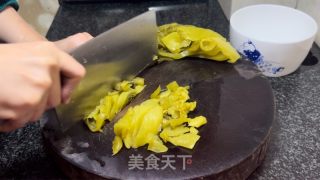 酸菜咸梅焖黑鱼的做法步调：2