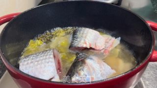 酸菜咸梅焖黑鱼的做法步调：8