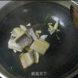 鳗鱼干炖利剑菜的做法步调：6