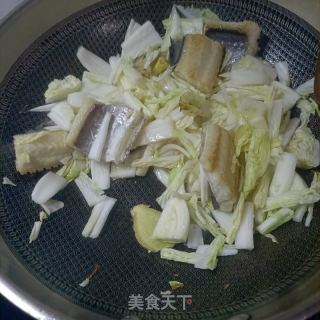 鳗鱼干炖利剑菜的做法步调：7