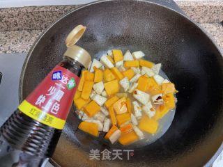 北瓜芋头腊味煲的做法步调：4
