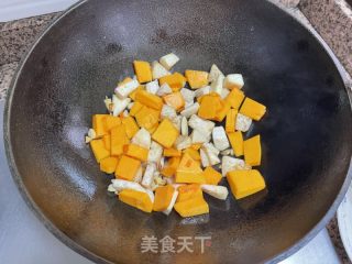 北瓜芋头腊味煲的做法步调：3