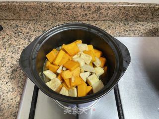 北瓜芋头腊味煲的做法步调：5