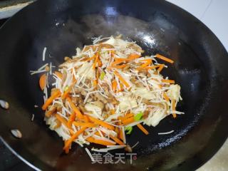 金针菇青椒炒鸡肉的做法步调：4