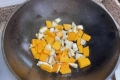 南瓜芋头腊味煲的做法步骤：3