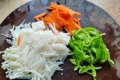 金针菇青椒炒鸡肉的做法步骤：2